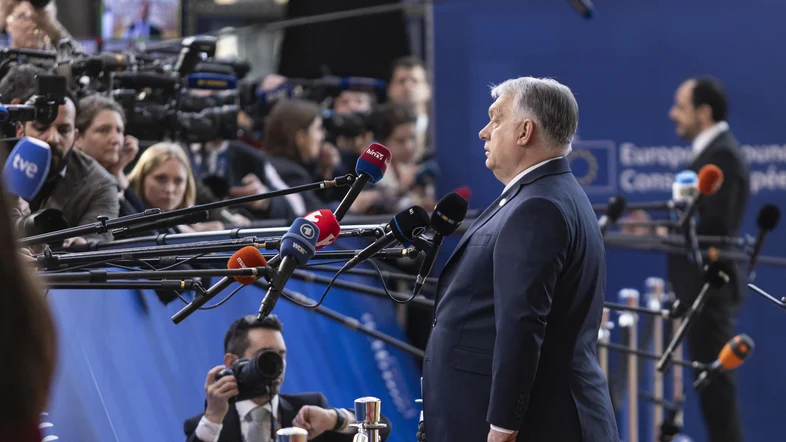 Viktor Orban umringt von Mikrofonen