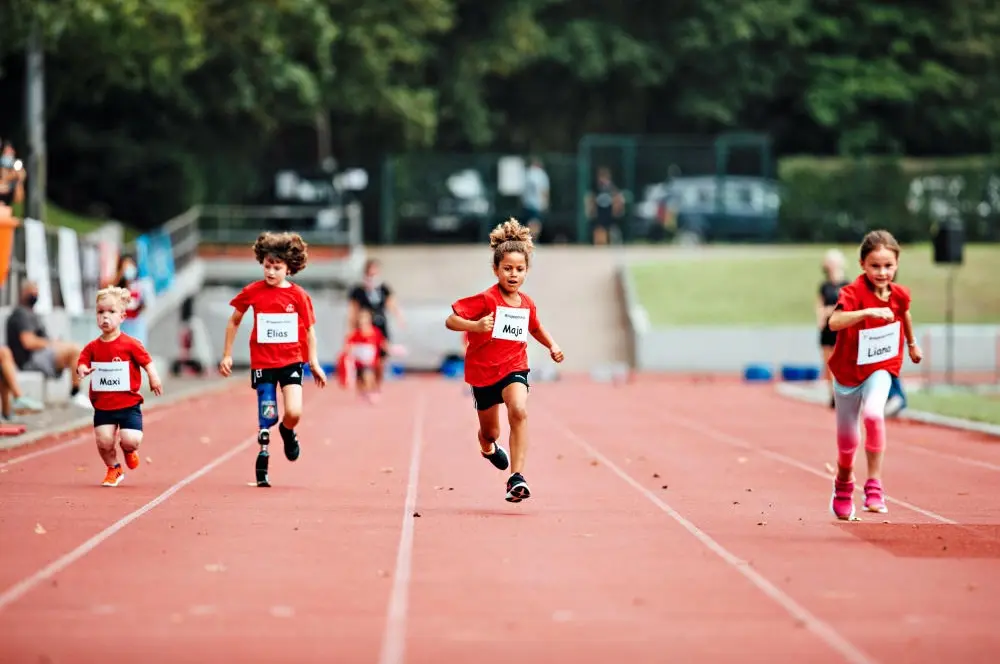 Bildungsgerechtigkeit herzustellen gleicht einem Langstreckenlauf Nachwuchsathleten beim 100m Sprint, Lauf beim integrativen Sportfest