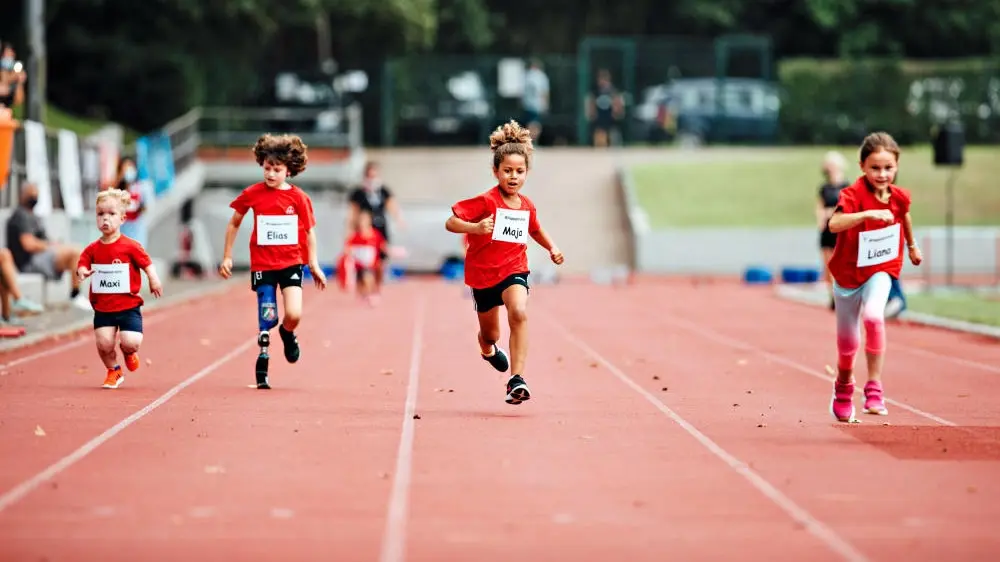 Bildungsgerechtigkeit herzustellen gleicht einem Langstreckenlauf Nachwuchsathleten beim 100m Sprint, Lauf beim integrativen Sportfest