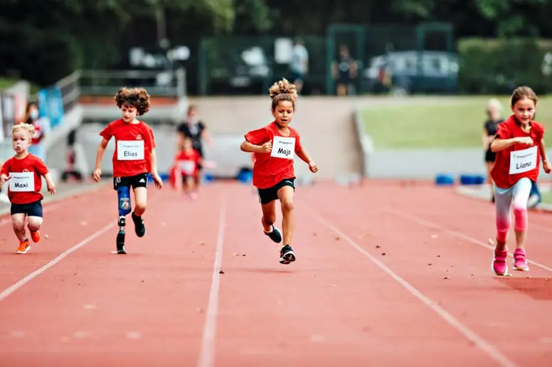 Nachwuchsathleten beim 100m Sprint, Lauf beim integrativen Sportfest