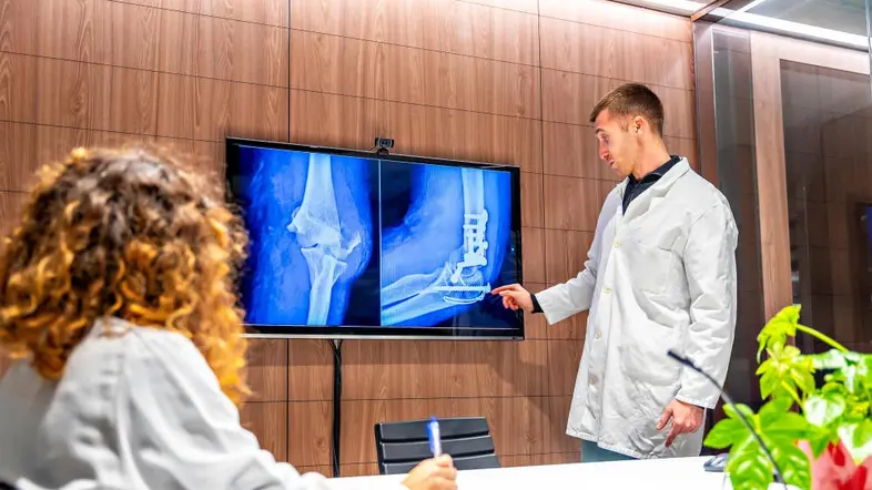 Ärzte betrachten Röntgenaufnahmen einer Hüfte