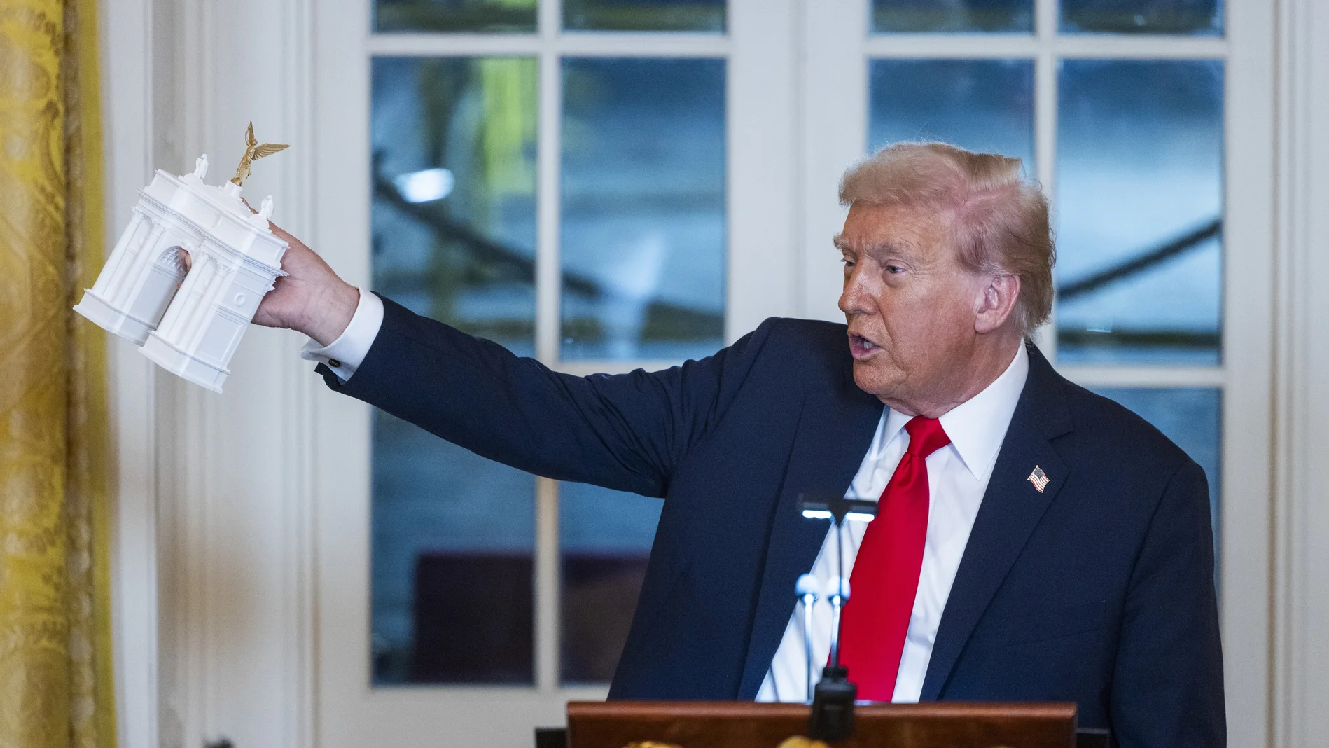 Donald Trump zeigt sein Model vom "Arc de Trump"