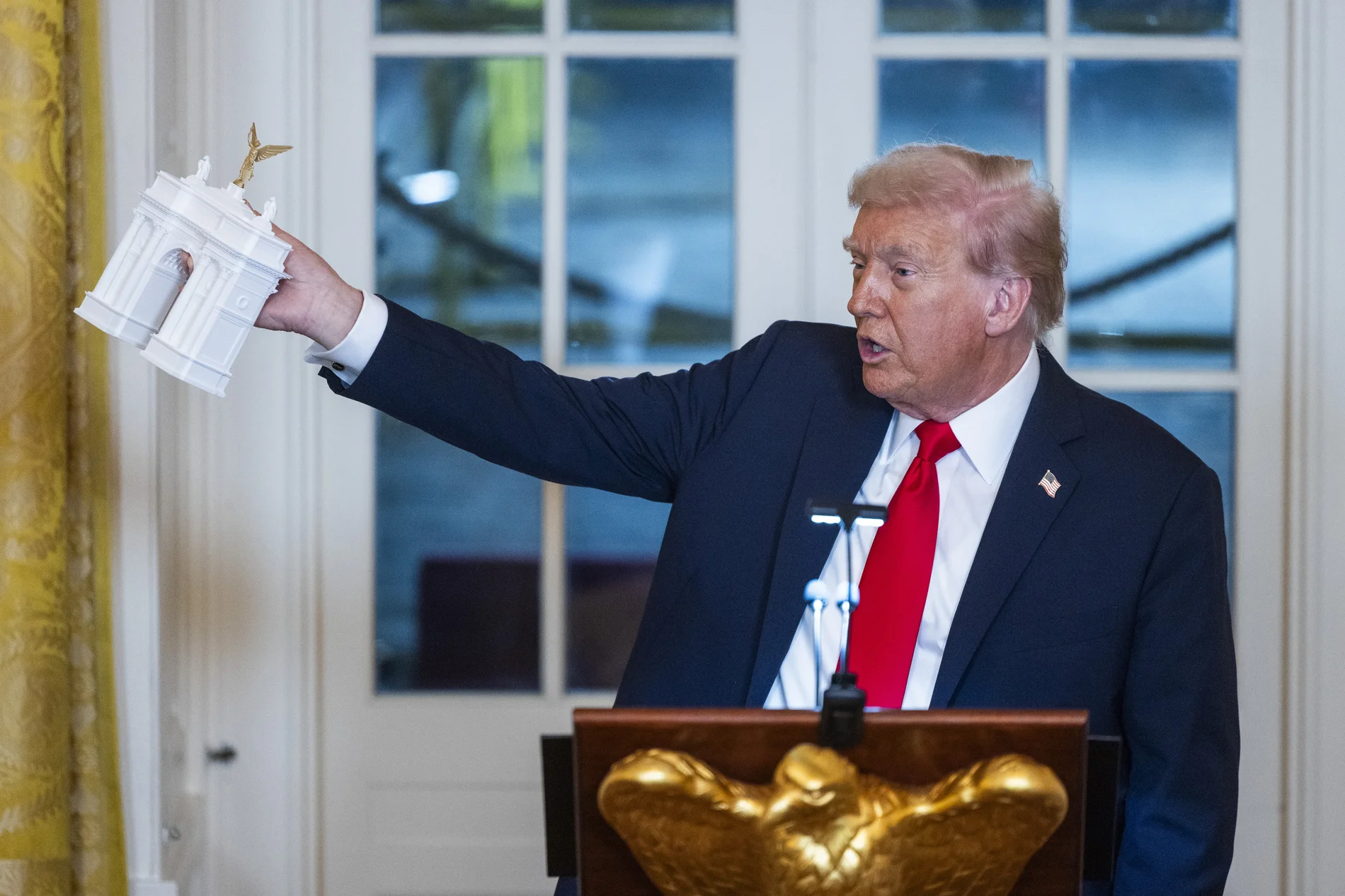 Donald Trump zeigt sein Model vom "Arc de Trump"