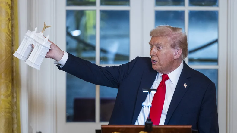 Donald Trump zeigt sein Model vom "Arc de Trump"