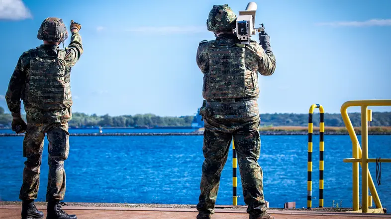 Ein System zur Drohnenabwehr vom Typ HP 47+ bei einem Übungsszenario im Hafen
