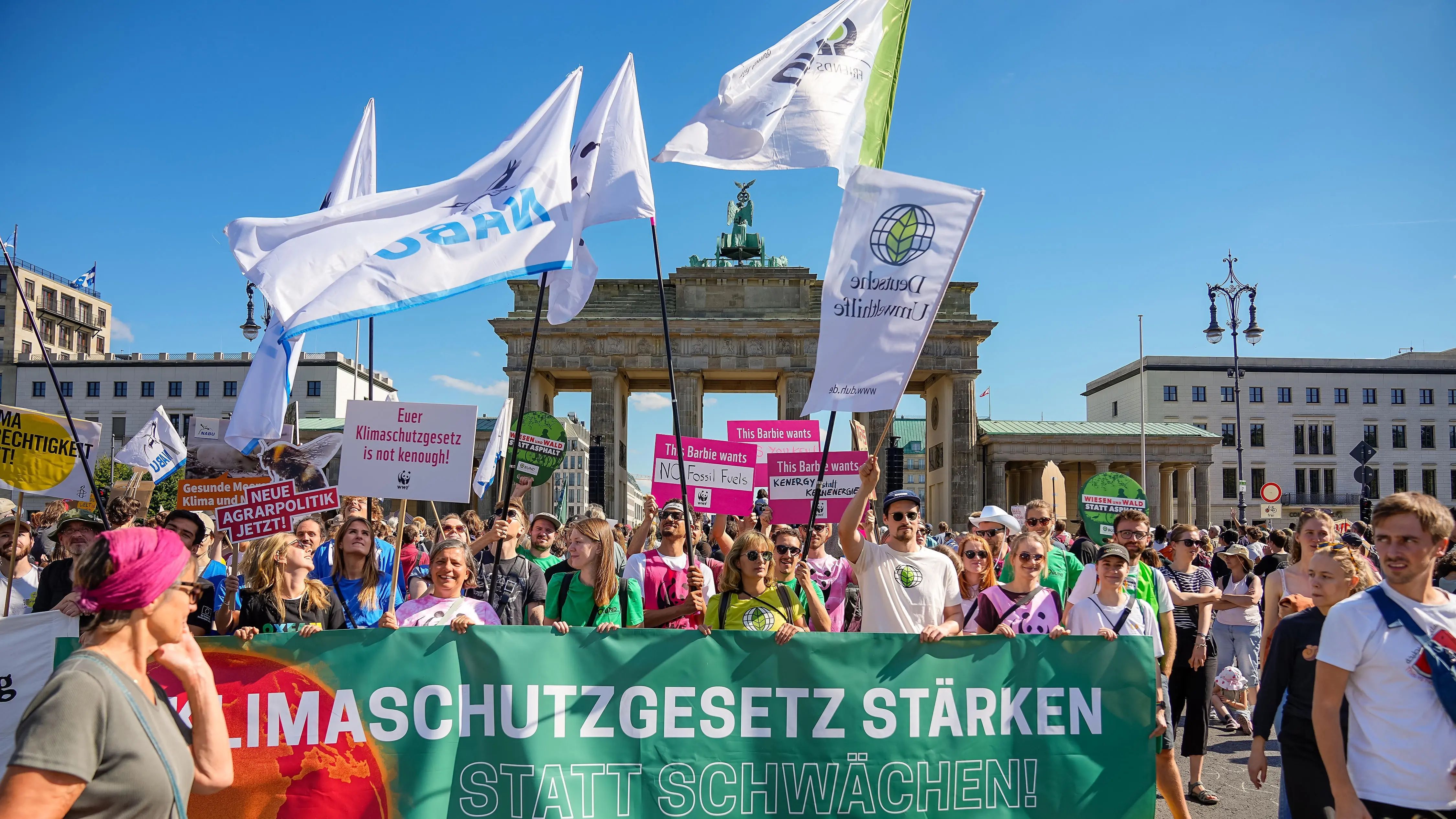 Banner "Klimaschutzgesetz stärken statt schwächen" vor dem Brandenburger Tor