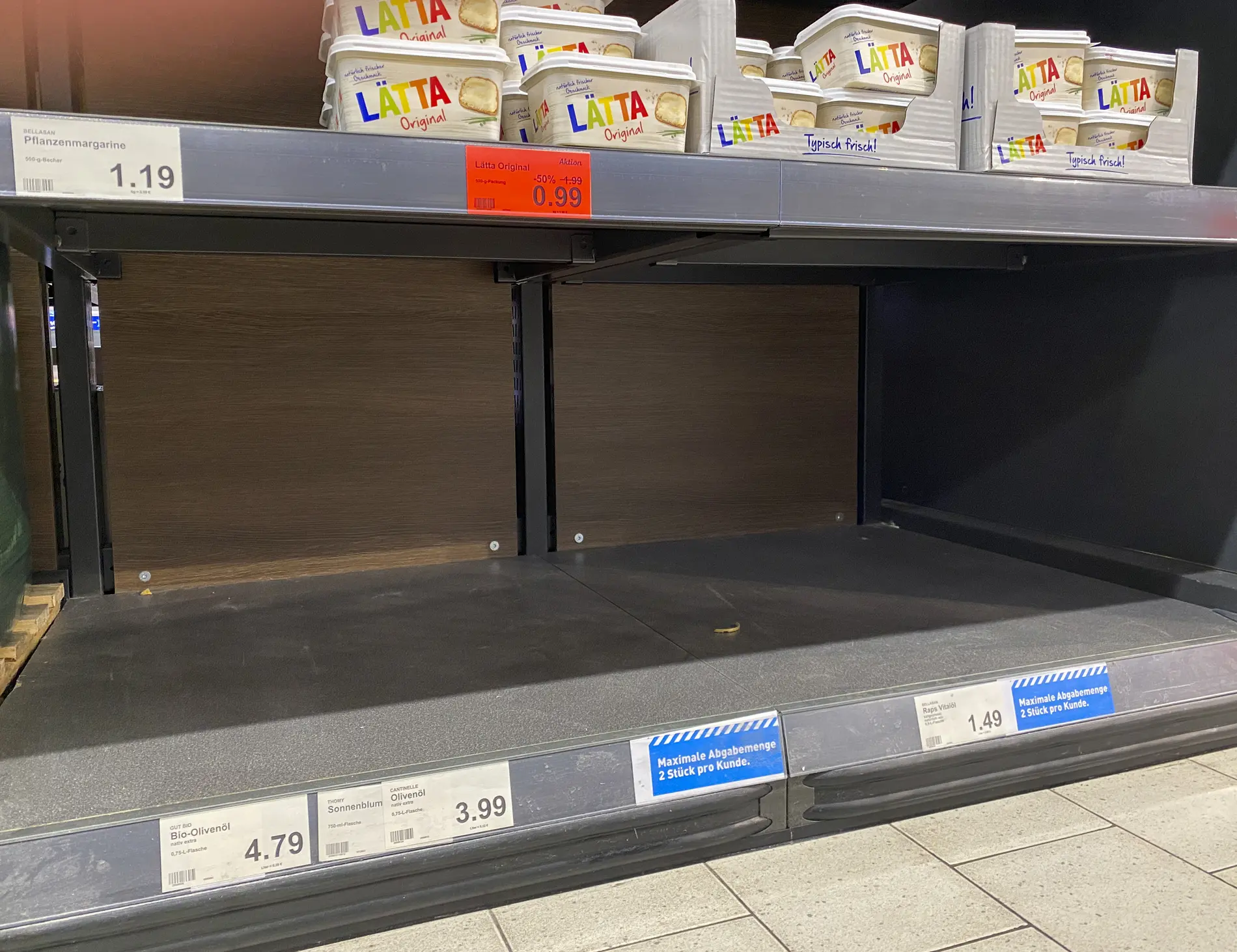 Leere Regale im Supermarkt Leeres Regal im Supermarkt.