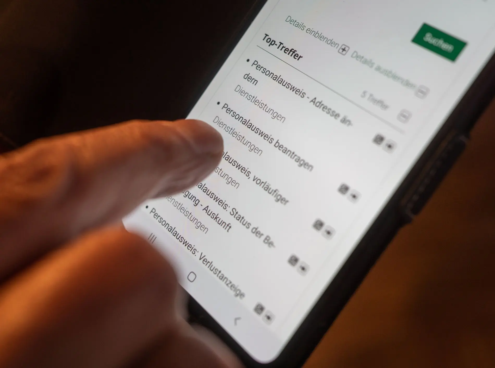 Auf dem Weg zum digitalen Amt Smartphone-Ansicht zur digitalen Beantragung eines Personalausweises