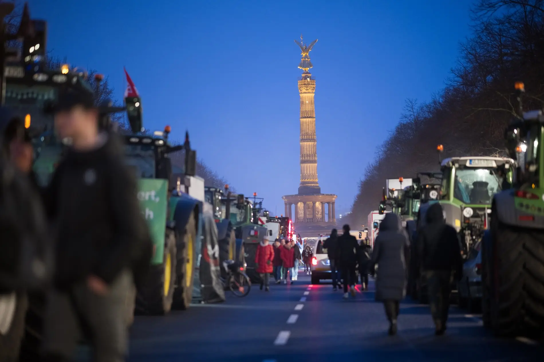 Traktoren stehen vor der angekündigten Großdemonstration des Deutschen Bauernverbandes am Brandenburger Tor