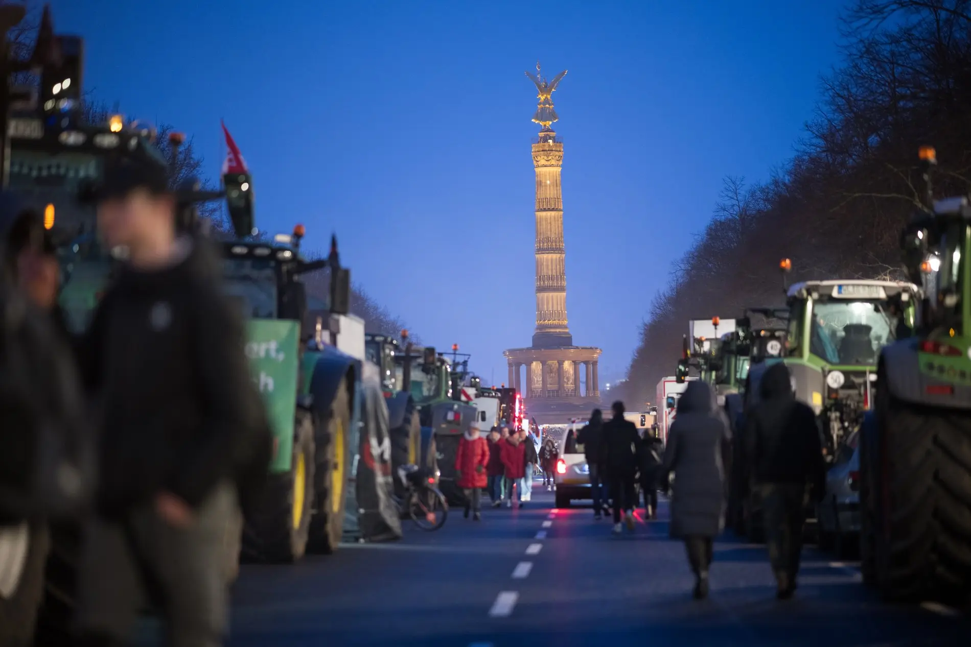 Bauern protestieren gegen Subventionskürzungen Traktoren stehen vor der angekündigten Großdemonstration des Deutschen Bauernverbandes am Brandenburger Tor