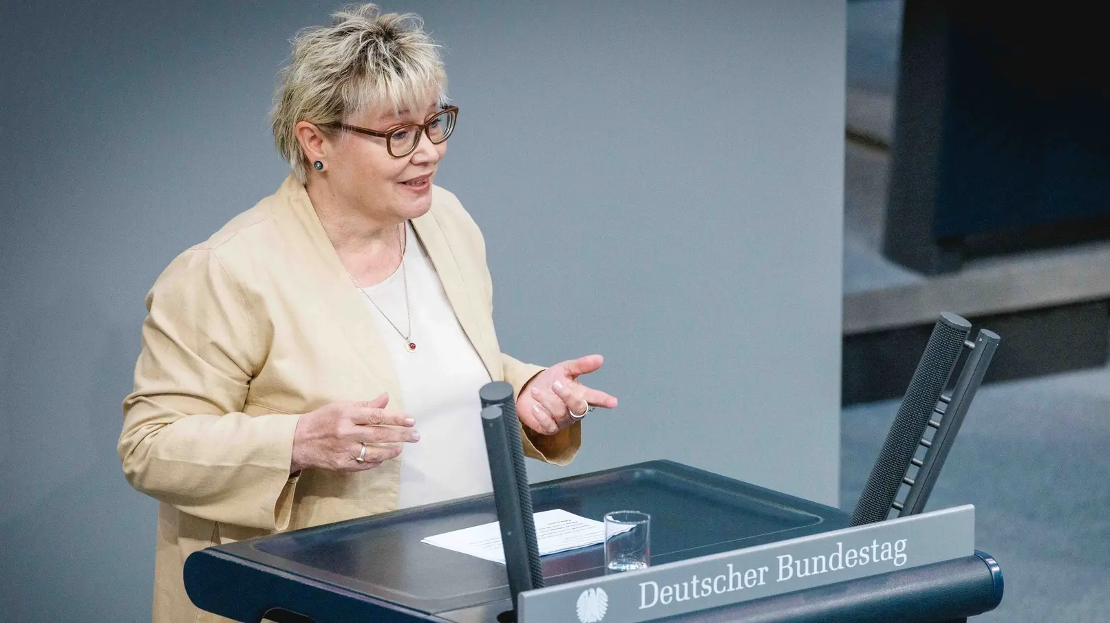 Gabriela Heinrich am Rednerpult