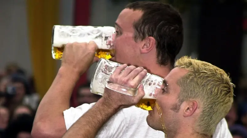 Zwei Männer trinken Bier aus großen Krügen
