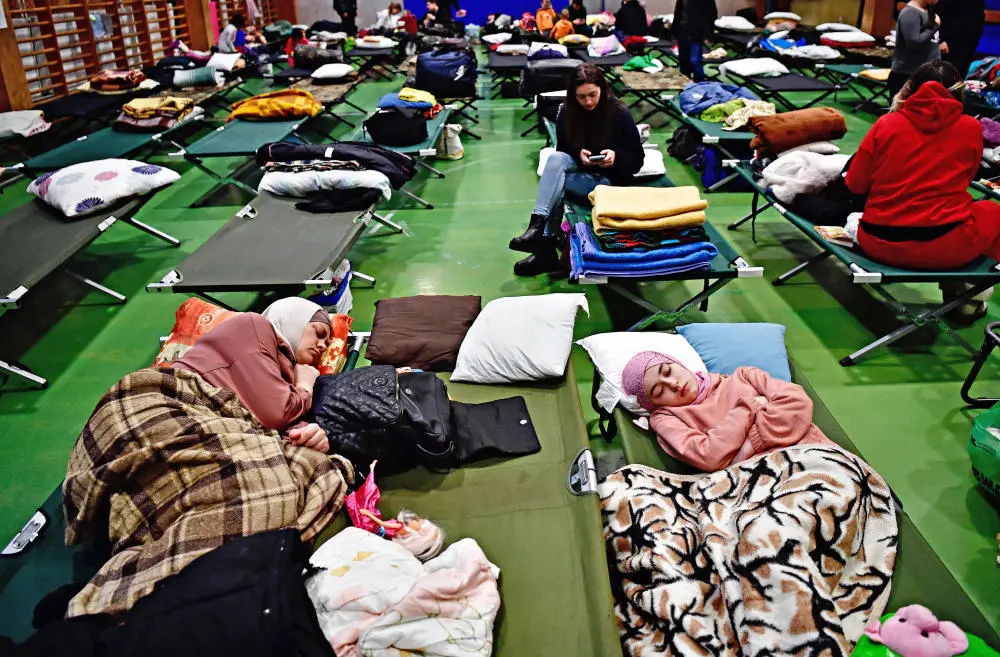 Das Bild zeigt aus der Ukraine geflüchtete Frauen am vergangenen Freitag in einer zur Notunterkunft umfunktionierten Turnhalle.