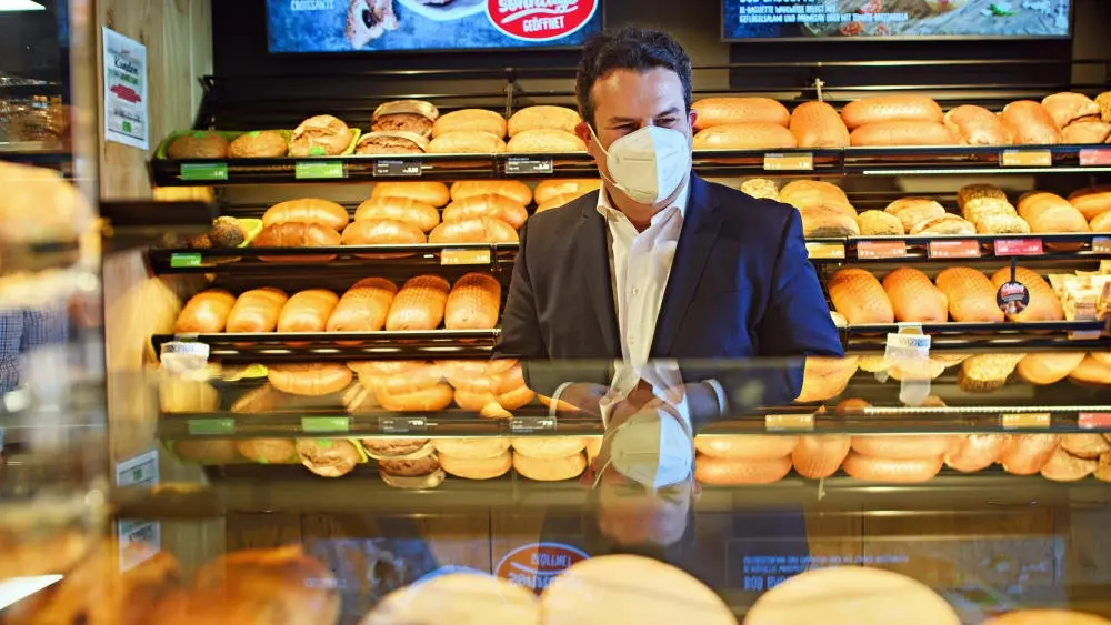 Bundesarbeitsminister Hubertus Heil steht in einer Bäckerei