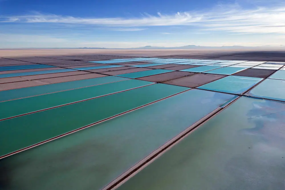 Lithium Abbau Blick auf die Verdampfung von Lithium an der bolivianischen Anlage Llipi am Salzsee von Uyuni.
