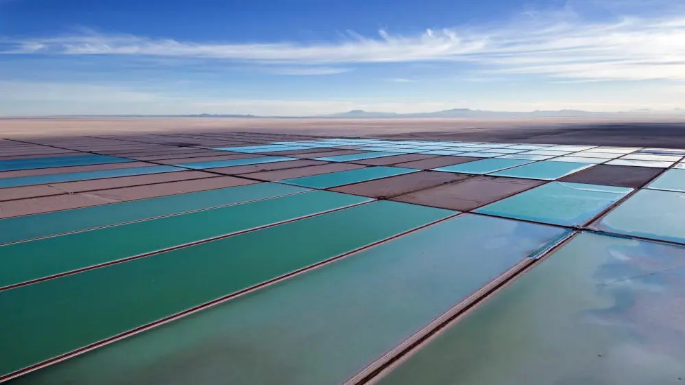 Lithium Abbau Blick auf die Verdampfung von Lithium an der bolivianischen Anlage Llipi am Salzsee von Uyuni.
