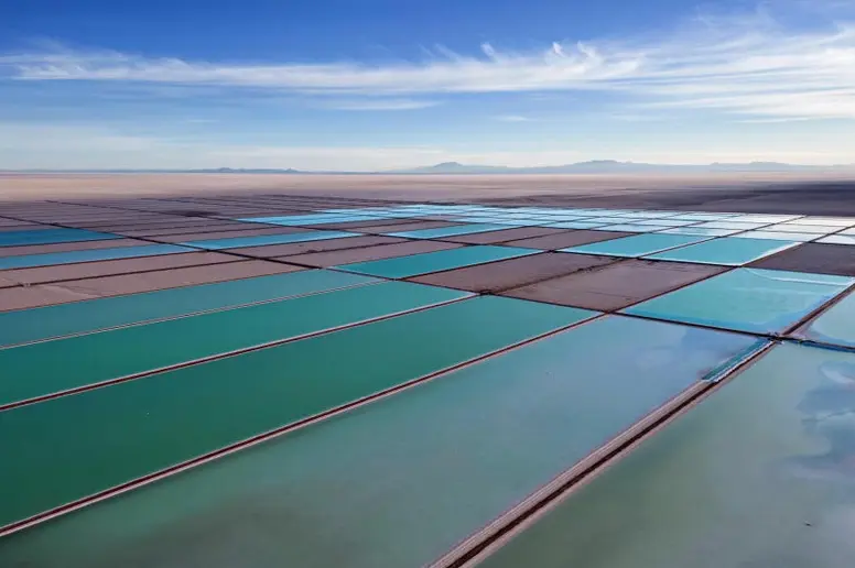 Blick auf die Verdampfung von Lithium an der bolivianischen Anlage Llipi am Salzsee von Uyuni.