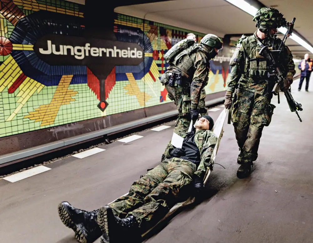 Soldaten bergen einen Verletzten