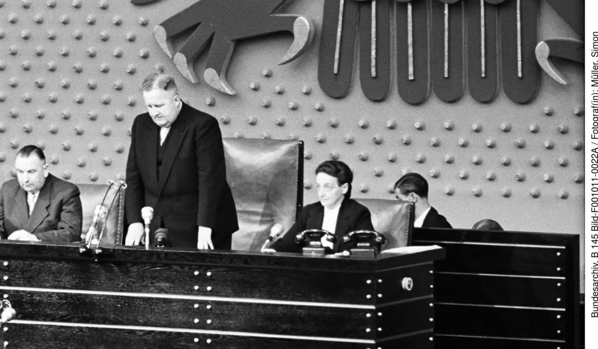 Hermann Ehlers während der Konstituierenden Sitzung im Präsidium des Bundestages