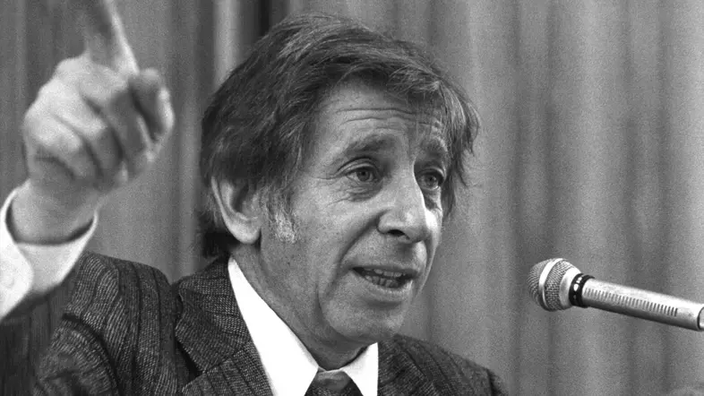 Dr. Klaus Traube während der Pressekonferenz um den Abhörskandal am 1. März 1977 in Bonn.