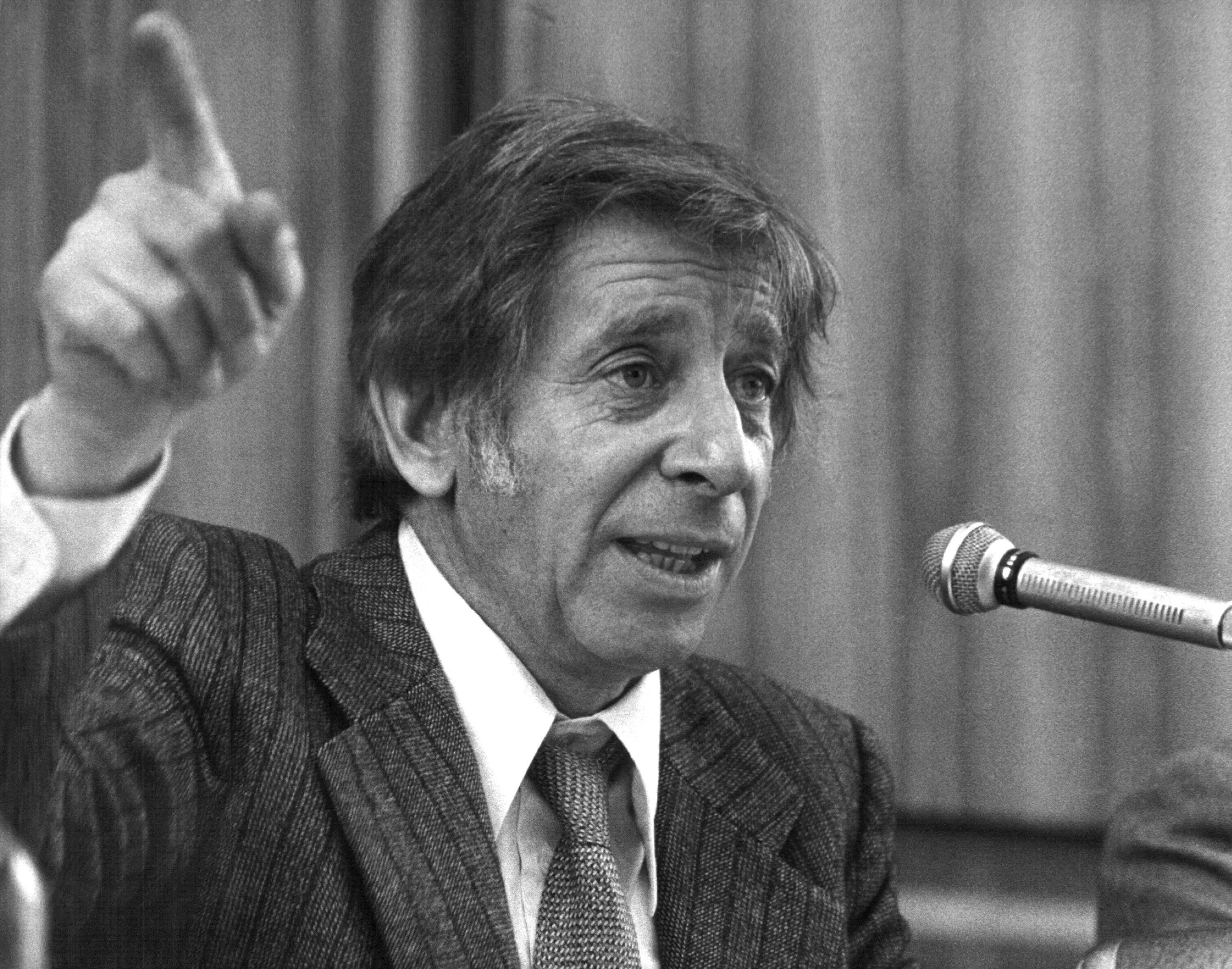 Dr. Klaus Traube während der Pressekonferenz um den Abhörskandal am 1. März 1977 in Bonn.