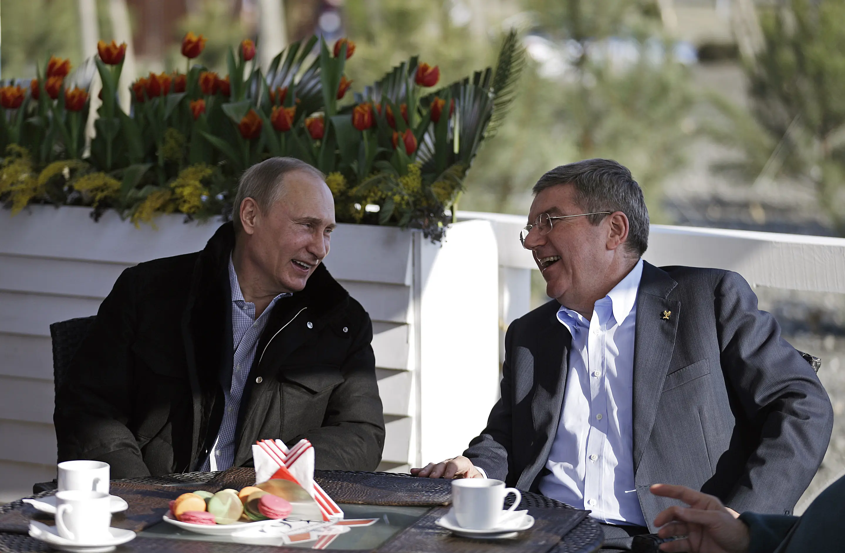 Vladimir Putin und Thomas Bach Vladimir Putin und Thomas Bach lachend während eines Gesprächs