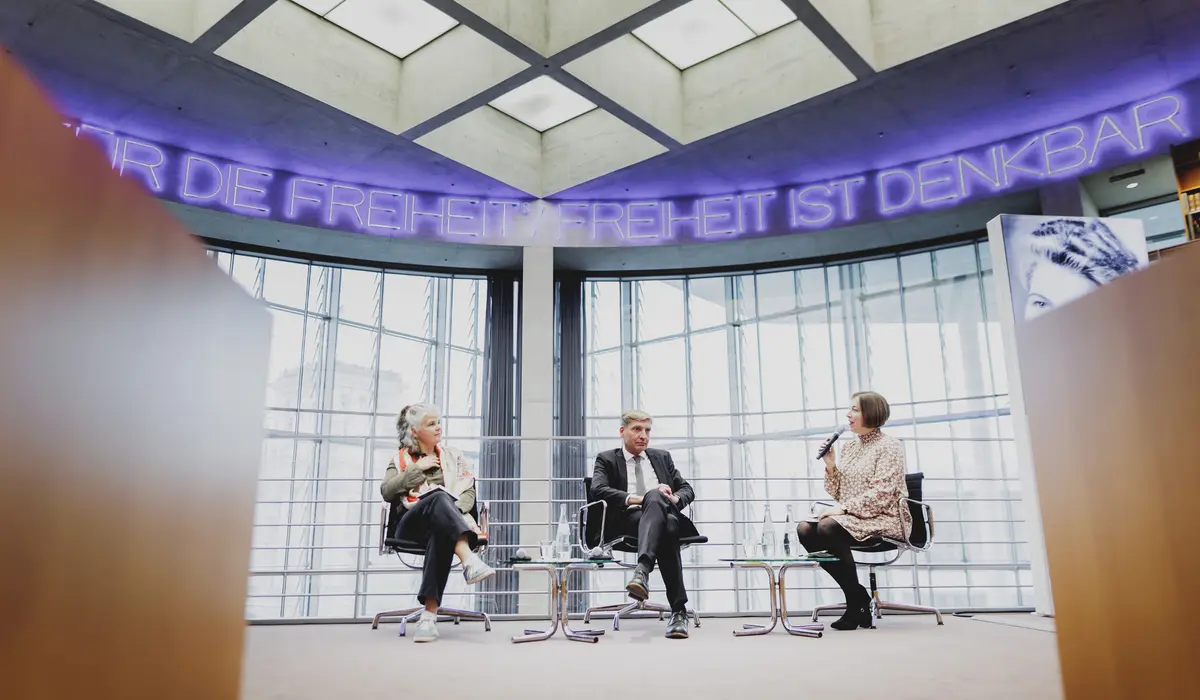 Julia Franck und Uwe Neumaerker bei einer Podiumsdiskussion
