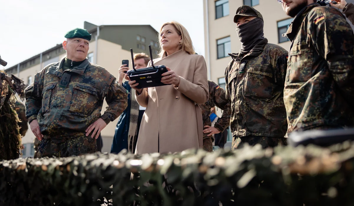Julia Klöckner steuert eine Drohne