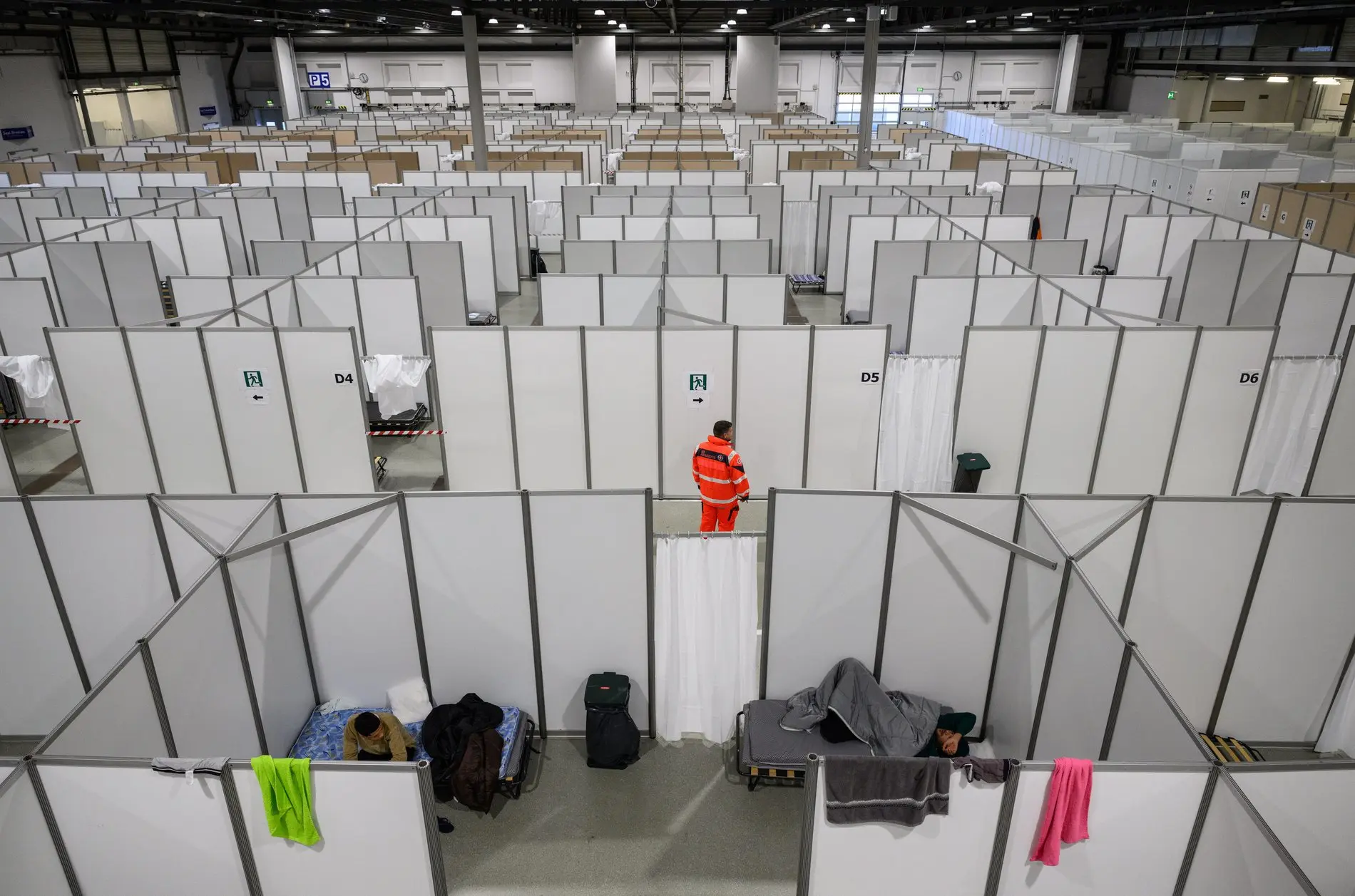 Trennwände stehen in der Messehalle 4 in der Messe Dresden.