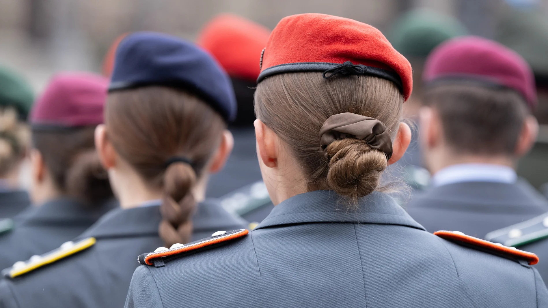 Soldatinnen und Soldaten in Uniform von hinten