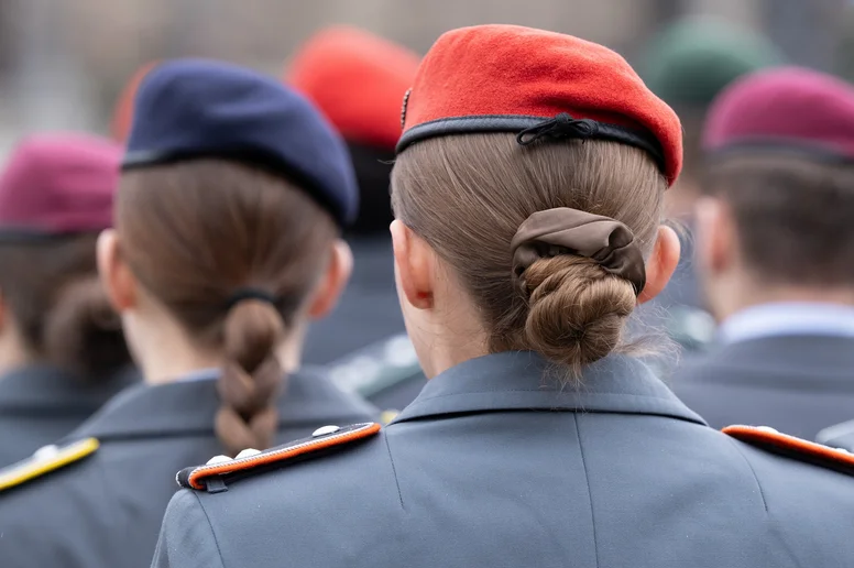 Soldatinnen und Soldaten in Uniform von hinten