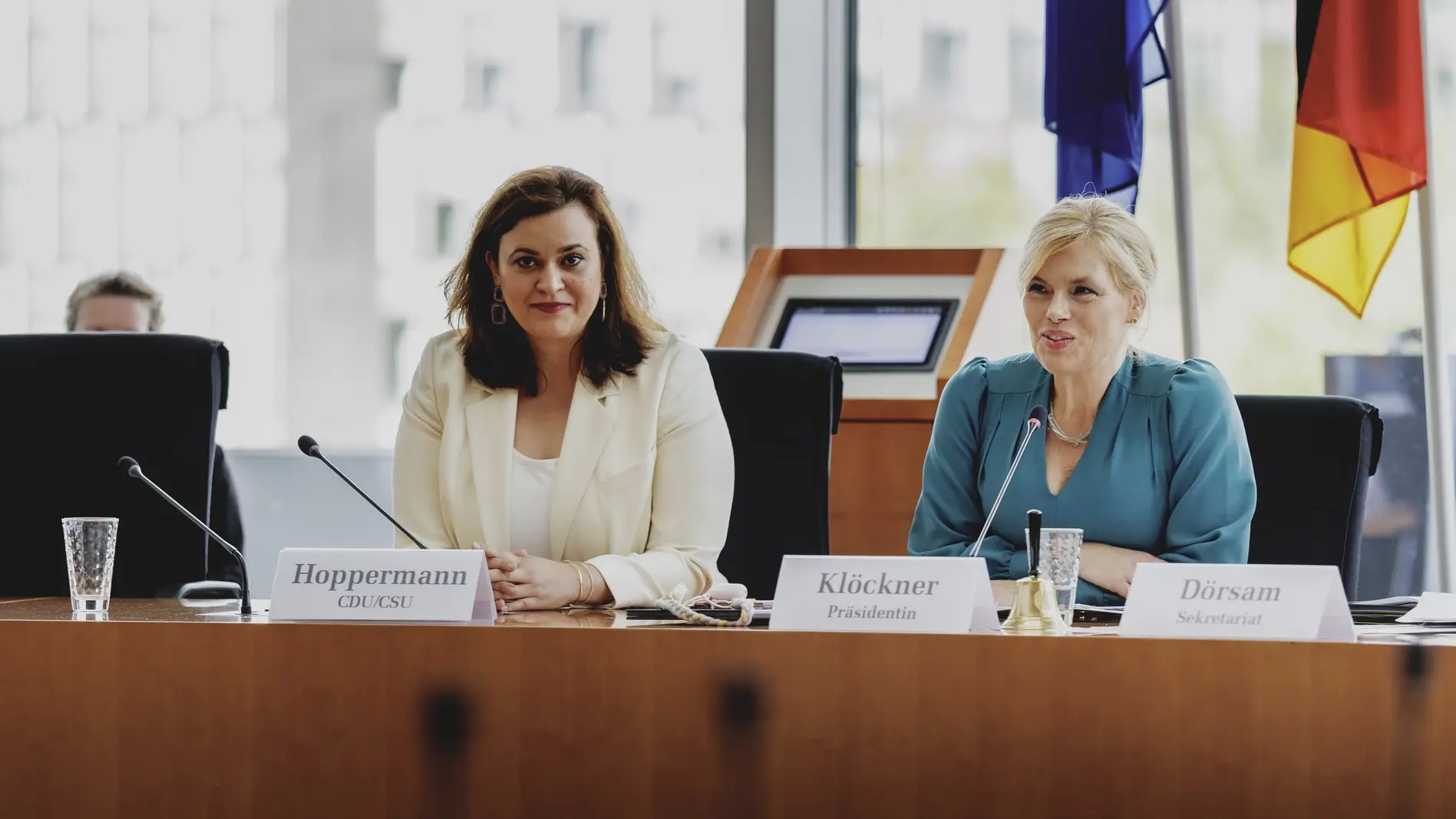 Bundestagspraesidentin Julia Kloeckner und die Abgeordnete Franziska Hoppermann.