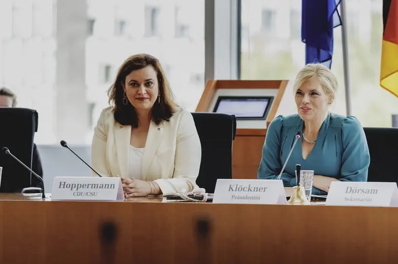 Bundestagspraesidentin Julia Kloeckner und die Abgeordnete Franziska Hoppermann.
