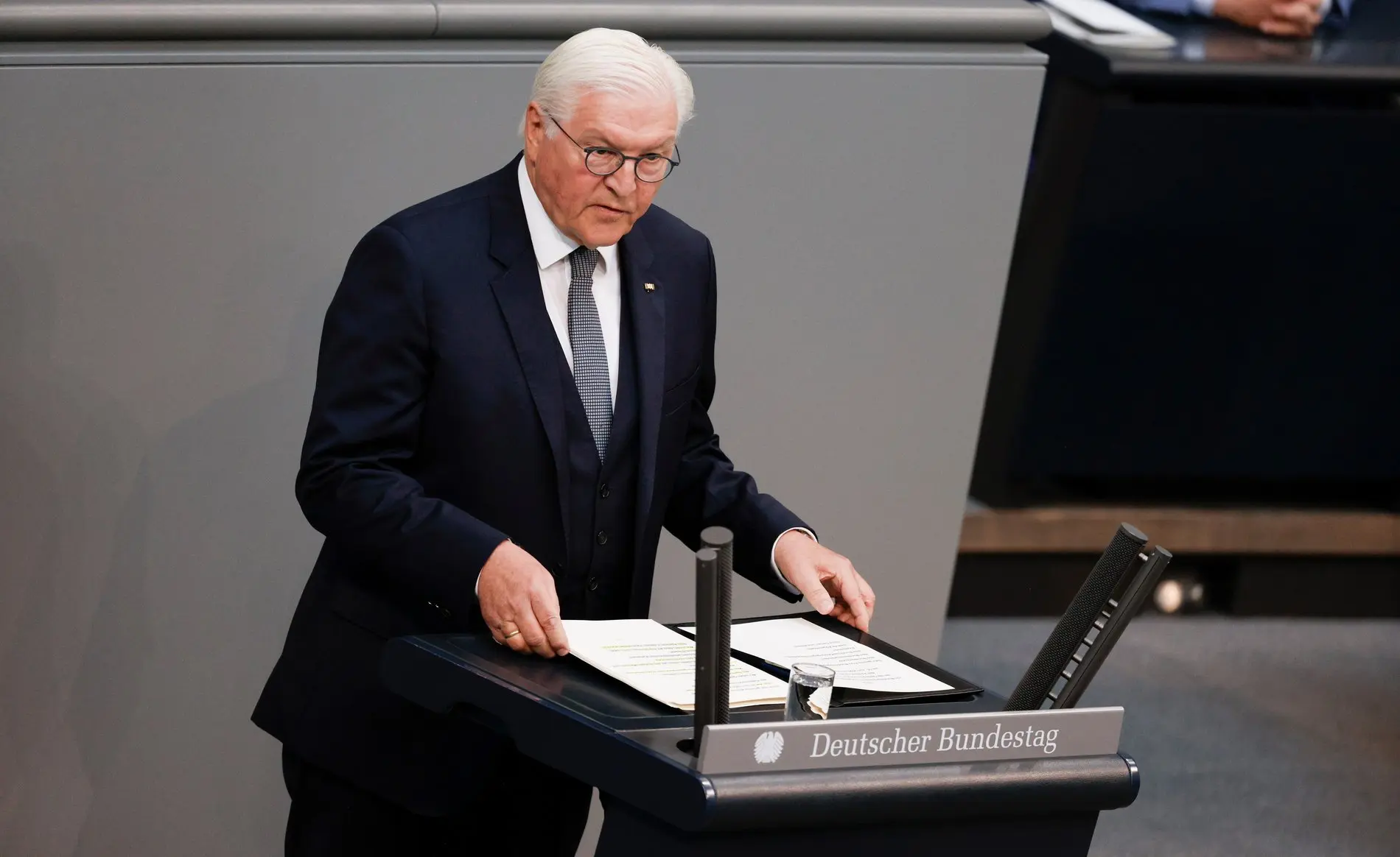 Bundespräsident Frank-Walter Steinmeier am Rednerpult im Deutschen Bundestag