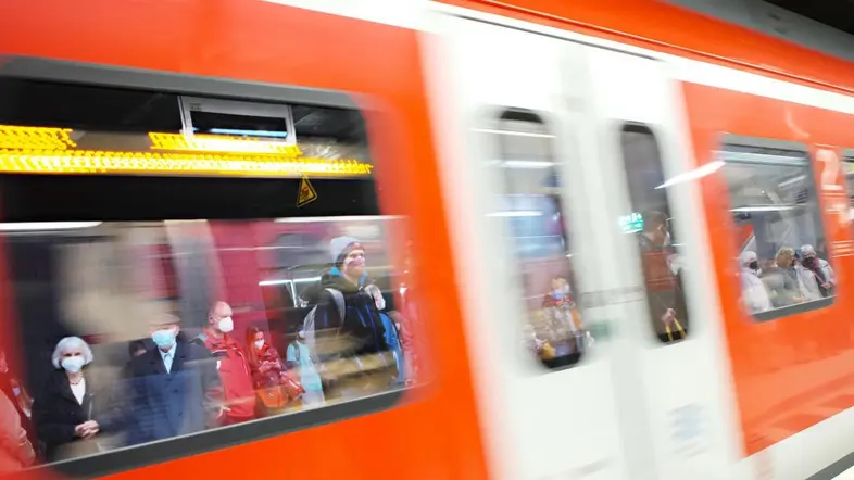 Ein einfahrender Regionalzug.