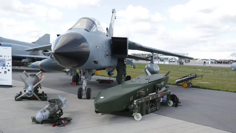 Ein Tornado-Flieger und der Luft-Boden-Marschflugkörper "Taurus"