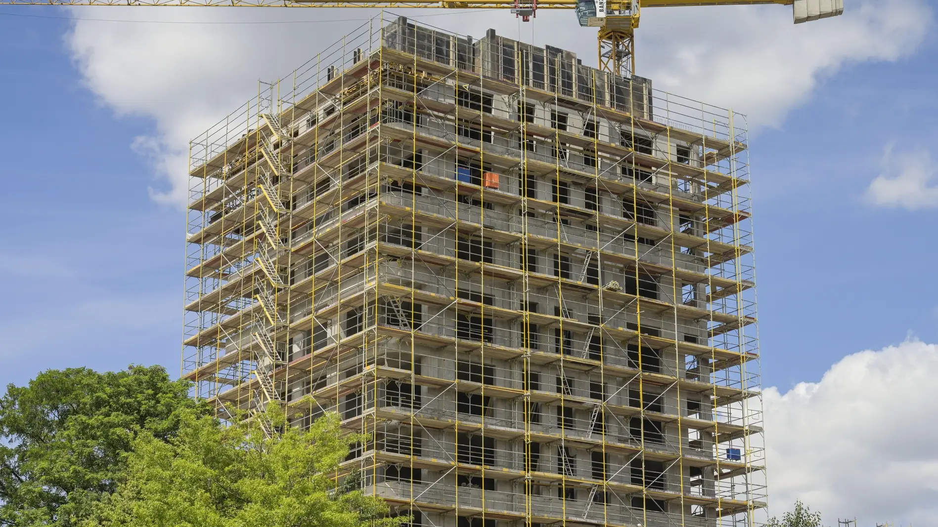 Wohnungsbau Hochhaus mit Baugerüst
