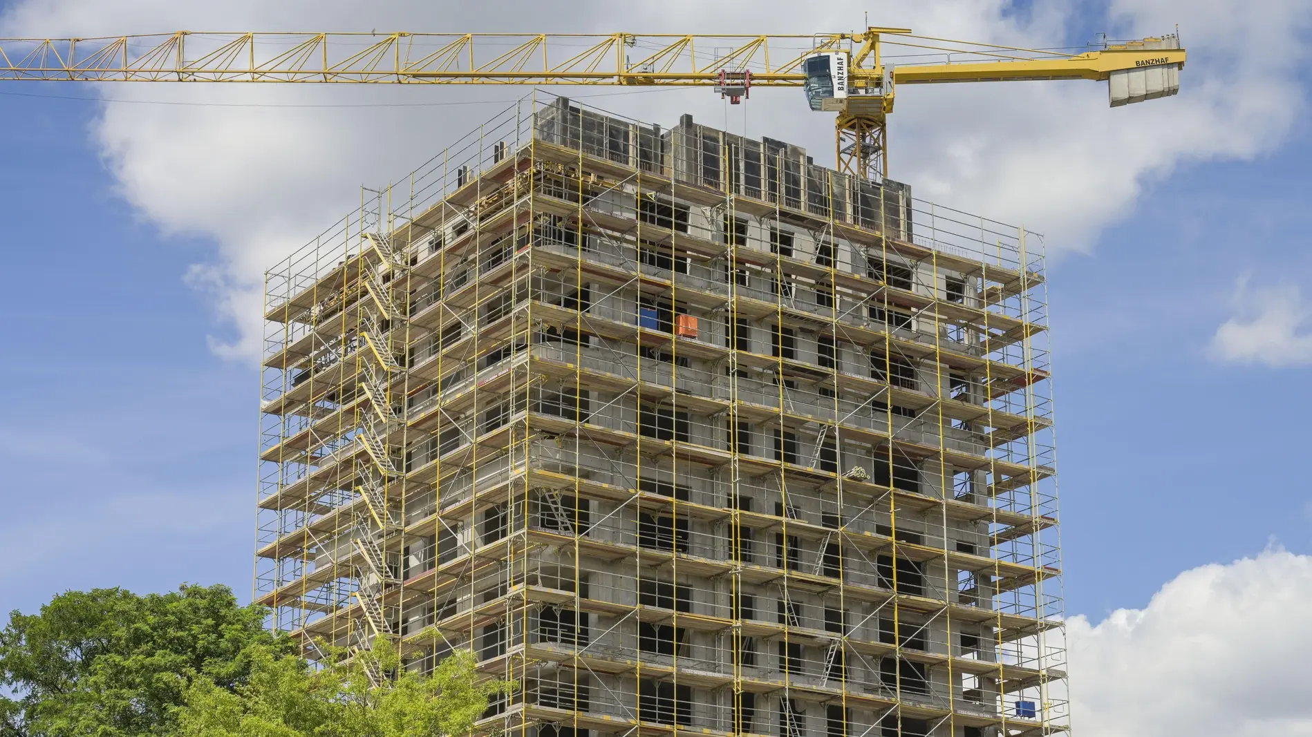 Wohnungsbau Hochhaus mit Baugerüst