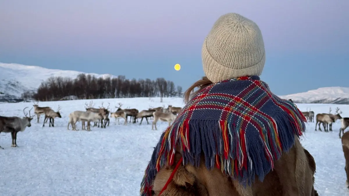 Eine junge Sami im Rentierfellmantel in Norwegen