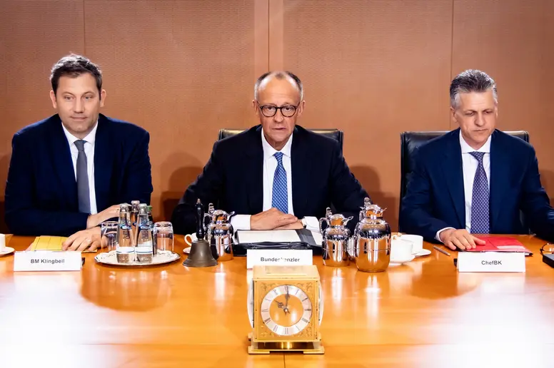 Friedrich Merz, Lars Klingbeil und Thorsten Frei im Kanzleramt