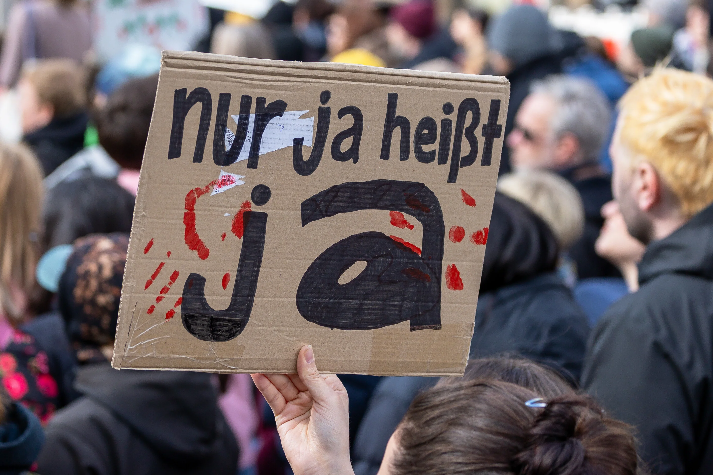 Ein Protestschild mit der Aufschrift "nur ja heißt ja"