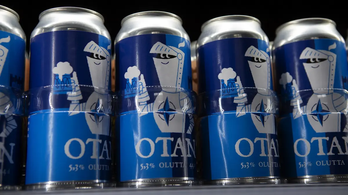 Blaue Bierdosen mit der Aufschrift OTAN
