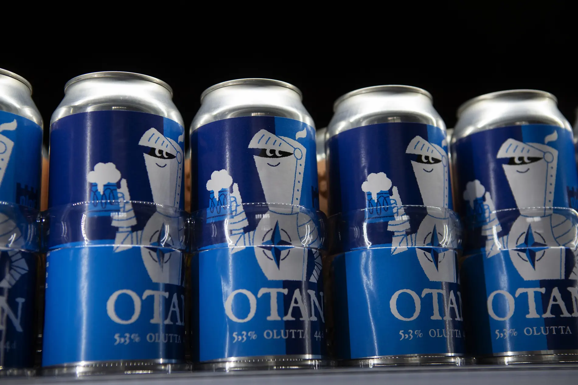 Finnisches Bier "Otan Olutta" Blaue Bierdosen mit der Aufschrift OTAN