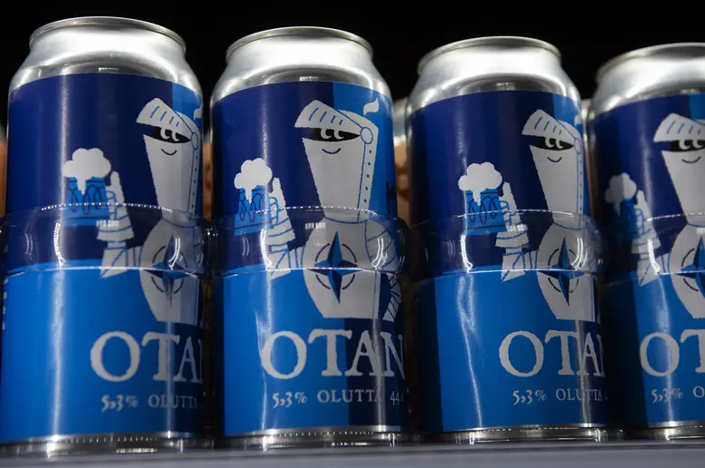 Blaue Bierdosen mit der Aufschrift OTAN