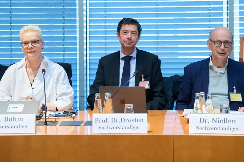 Kristina Böhm, Christian Drosten und Johannes Nießen bei der Enquete-Kommission.