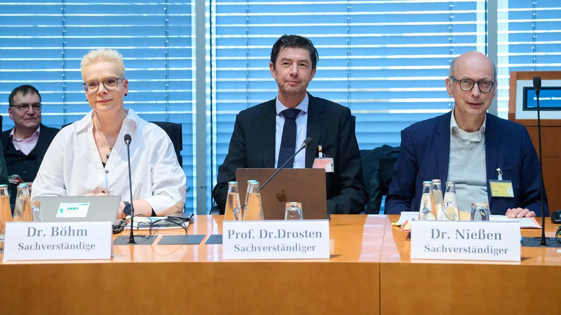 Heftiger Streit um Masken und Lockdowns