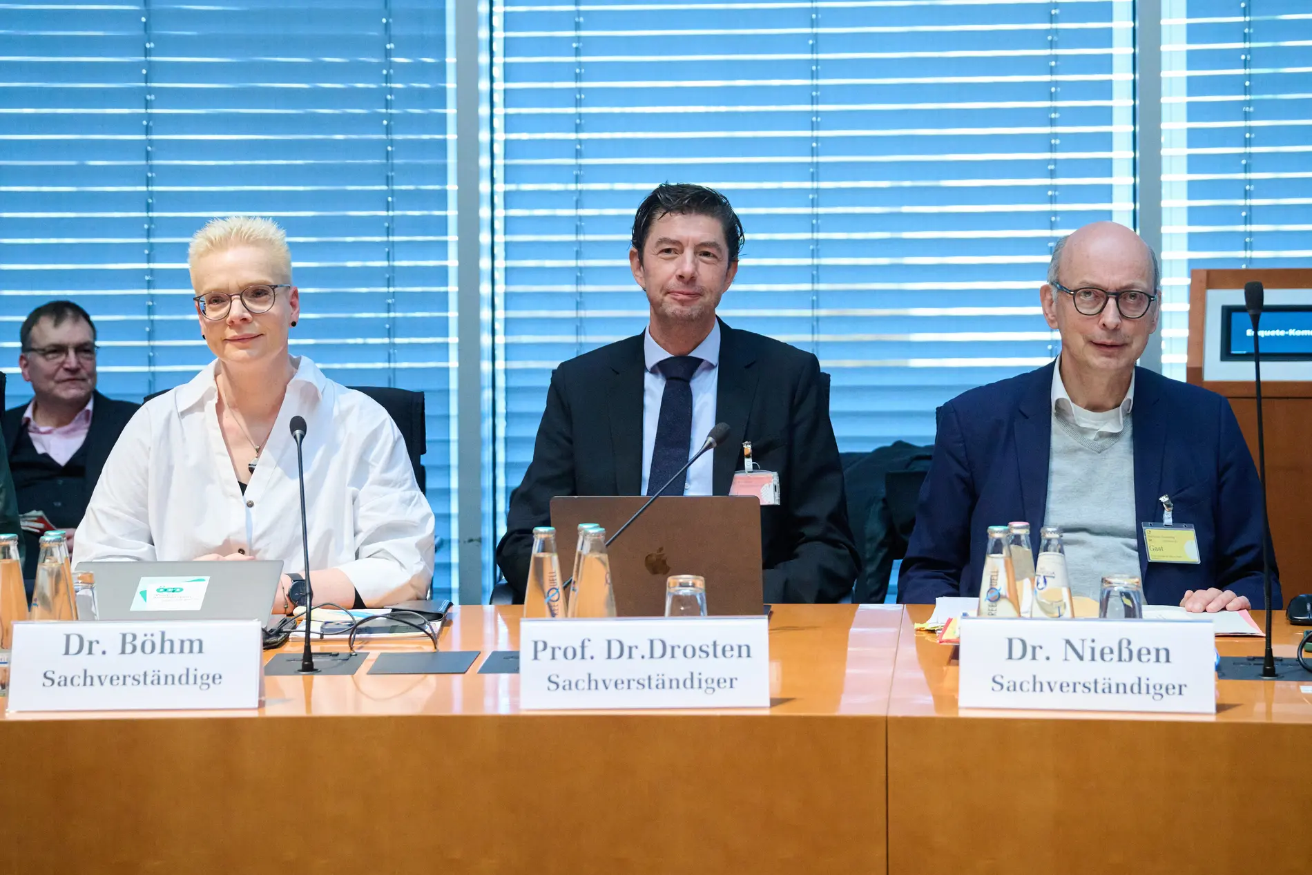 Kristina Böhm, Christian Drosten und Johannes Nießen bei der Enquete-Kommission.
