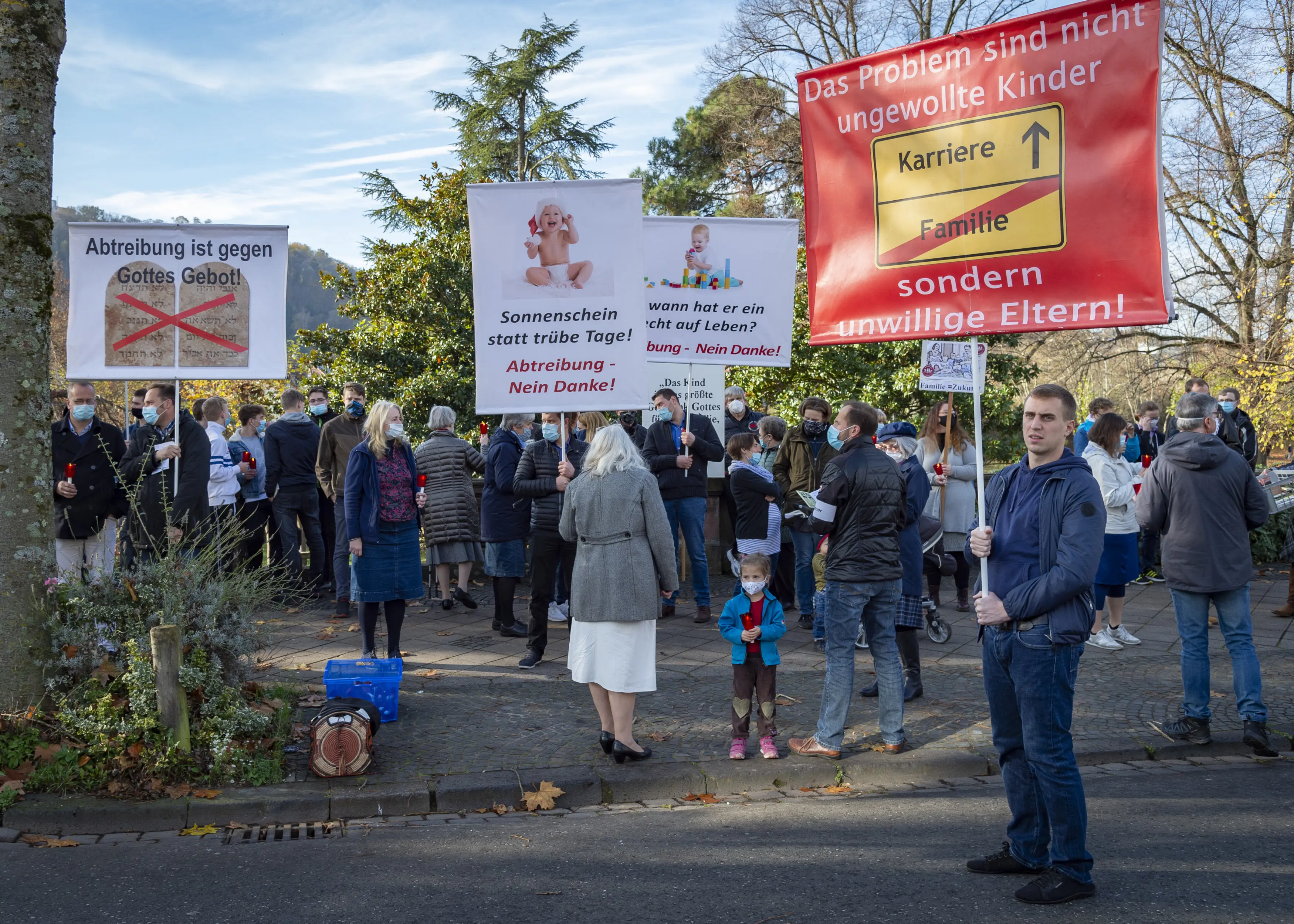 Abtreibungsgegner protestieren vor der Pro Familia Beratungsstelle in Saarbrücken.