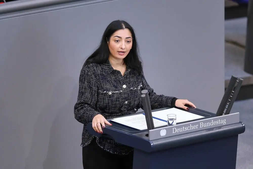 Reem Alabali Radovan am Rednerpult
