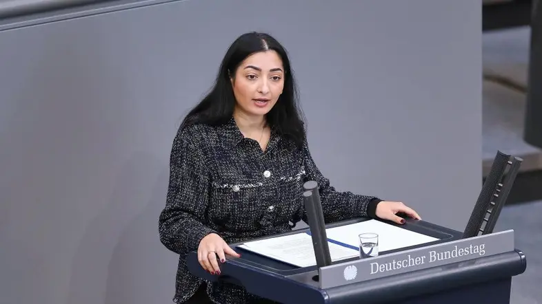 Reem Alabali Radovan am Rednerpult